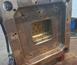 Matriță demontată pentru mentenanță preventivă